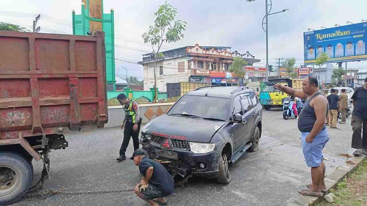 Heboh! Mobil Anggota Polisi Tabrak Pedagang Sayur
