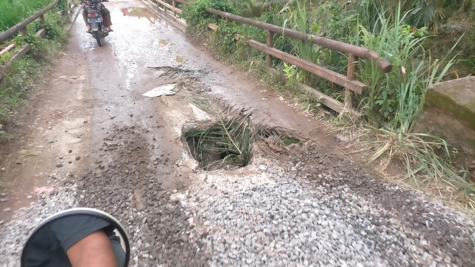 Jembatan Penghubung Desa di OKU Timur Rusak dan Berlubang