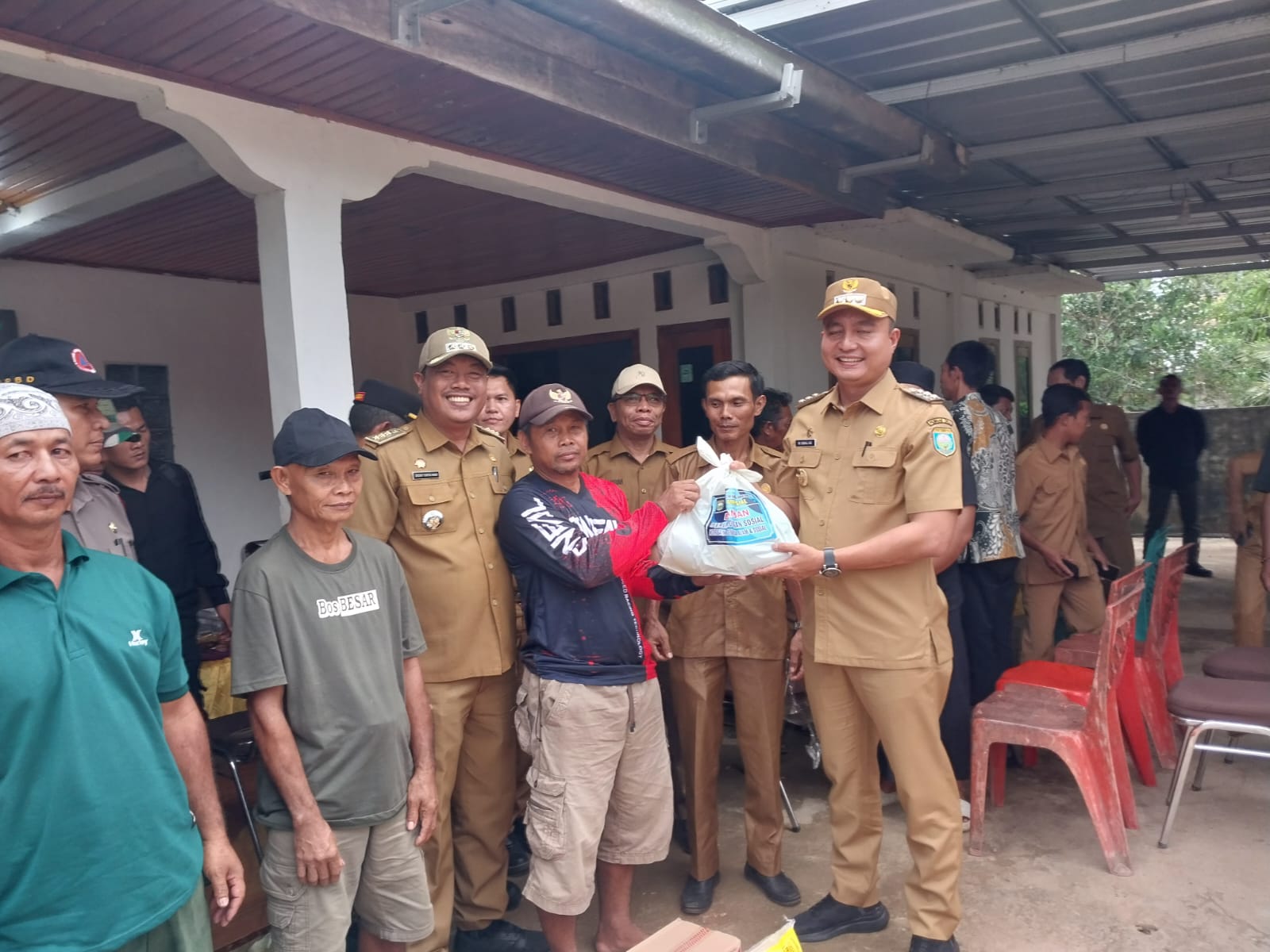 Pj Bupati OKU Berikan Bantuan Untuk Warga Terdampak Puting Beliung