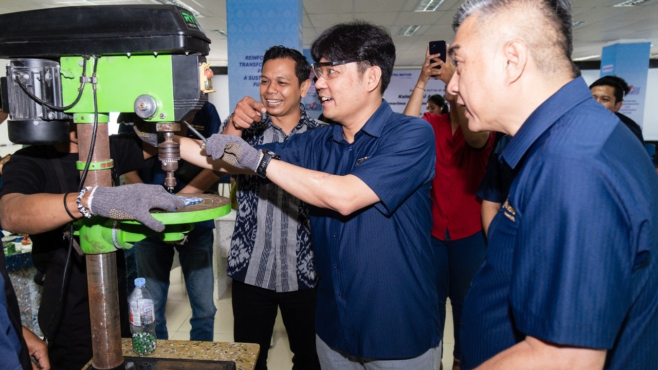 Rayakan 55 Tahun, Astra Motor Gandeng Komunitas Difabel Olah Botol Plastik Jadi Produk Kreatif