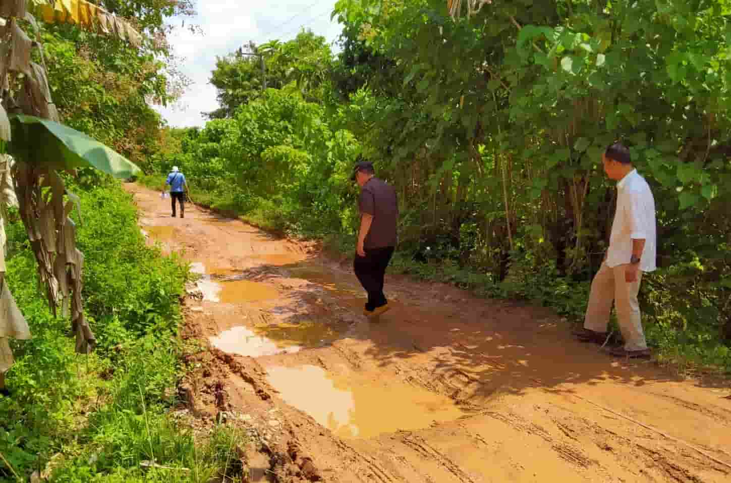 Kerusakan Jalan Menuju Desa Ini Viral di Medsos, Warga Minta Solusi ke DPRD dan Pemkab Banyuasin...