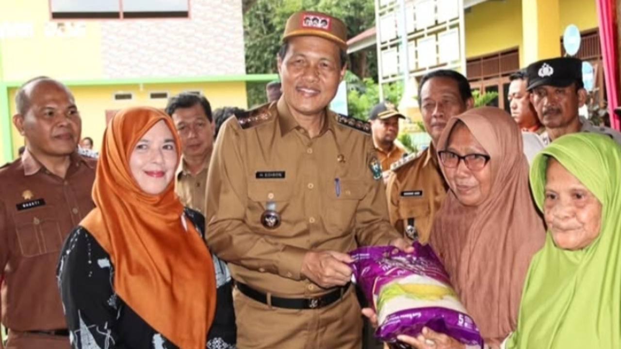 Realisasi Visi MEMBARA, Bupati Gelar Pasar Murah di Desa Ujan Mas Ulu