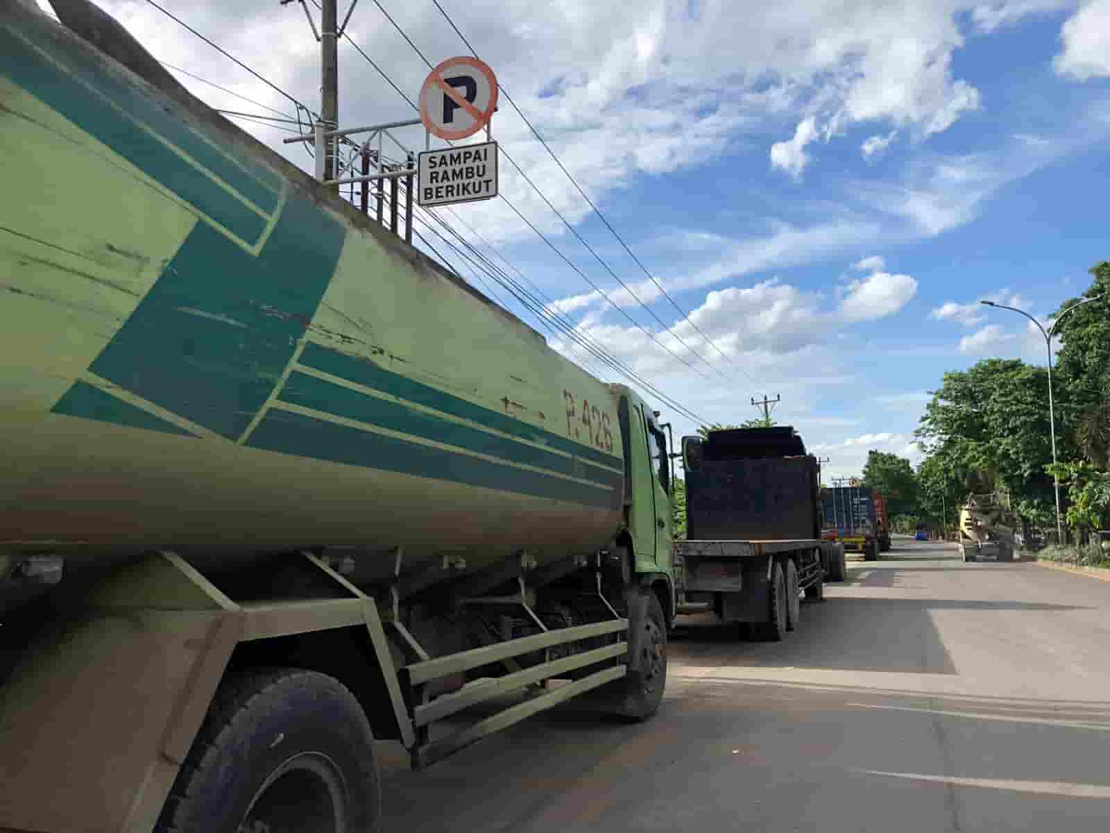 Truk Parkir Bebas di Pinggir Jalan, Ini Pasal Yang Bisa Dikenakan!