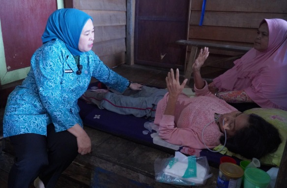 Terobos Banjir, Ketua TP PKK Palembang Beri Bantuan untuk Warga Sakit