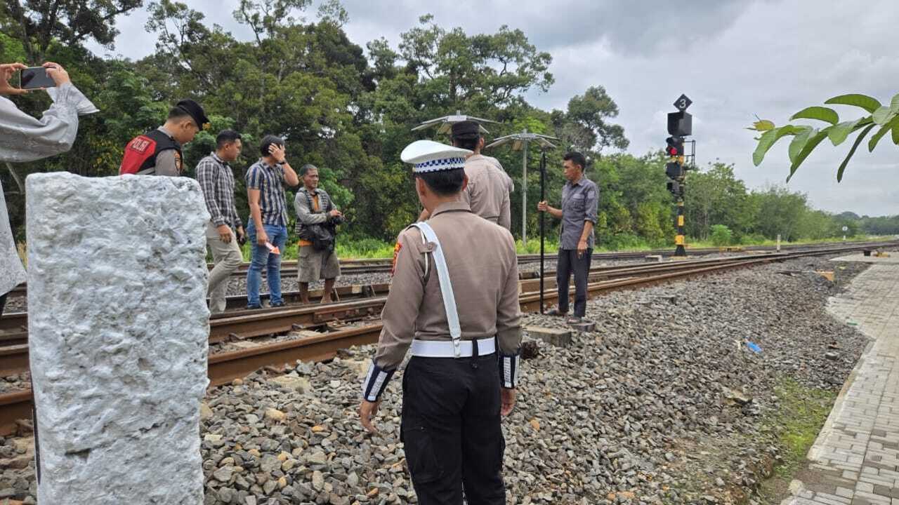 Disenggol Kereta Api, IRT Patah Tangan