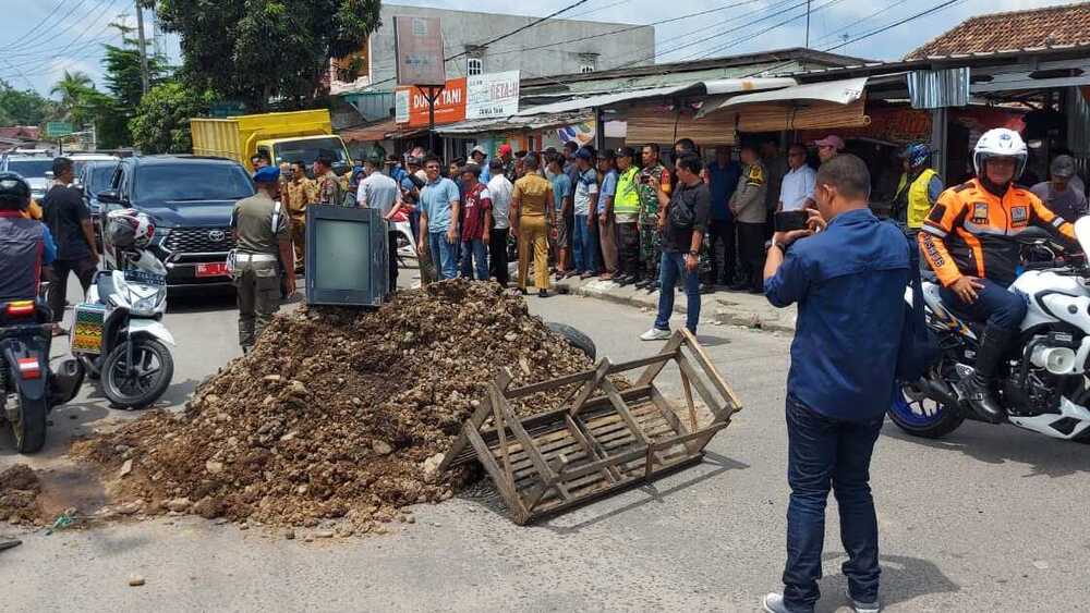 Kesal Sering Dilanda Banjir, Warga Gunung Ibul Blokir Jalan Padat Karya dan Jalan Sumatera