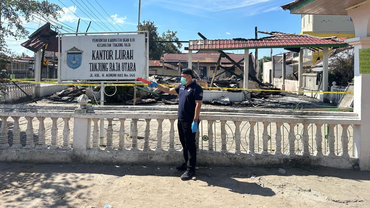 Polisi dan Tim Inafis Selidiki Penyebab Kebakaran Kantor Lurah Tanjung Raja Utara