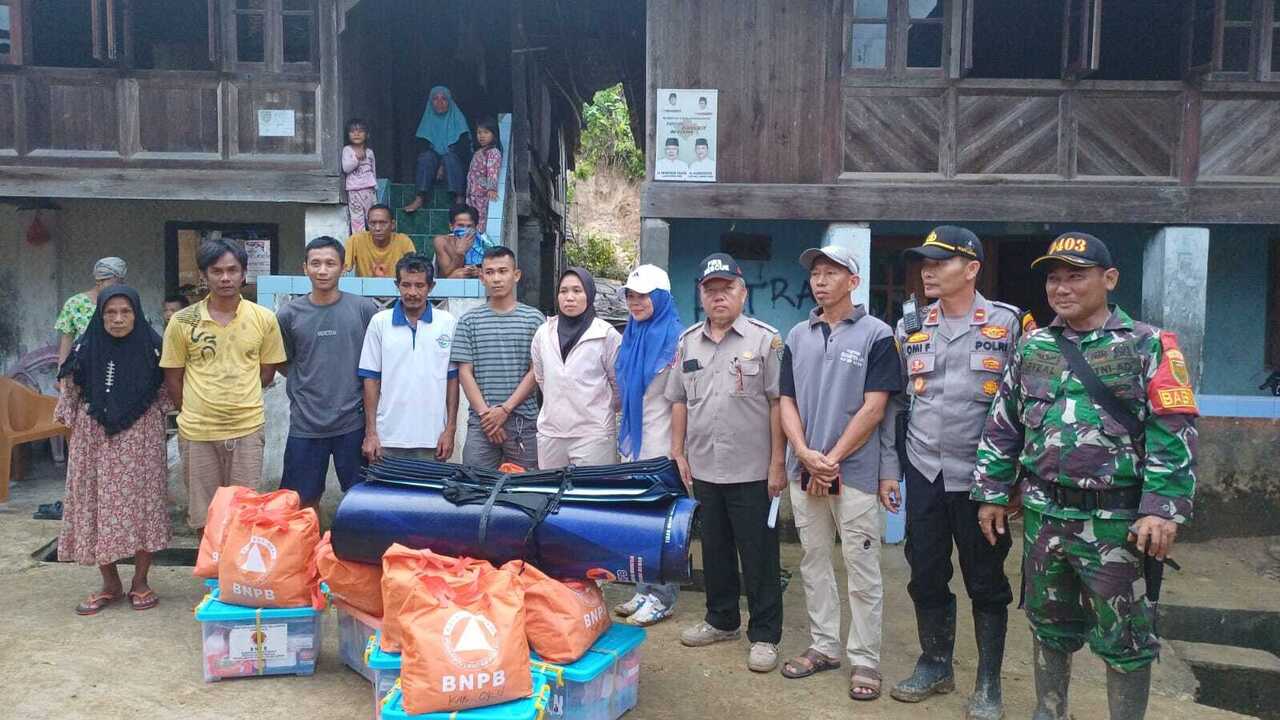 Pemkab OKU Salurkan Bantuan Logistik Untuk Korban Longsor