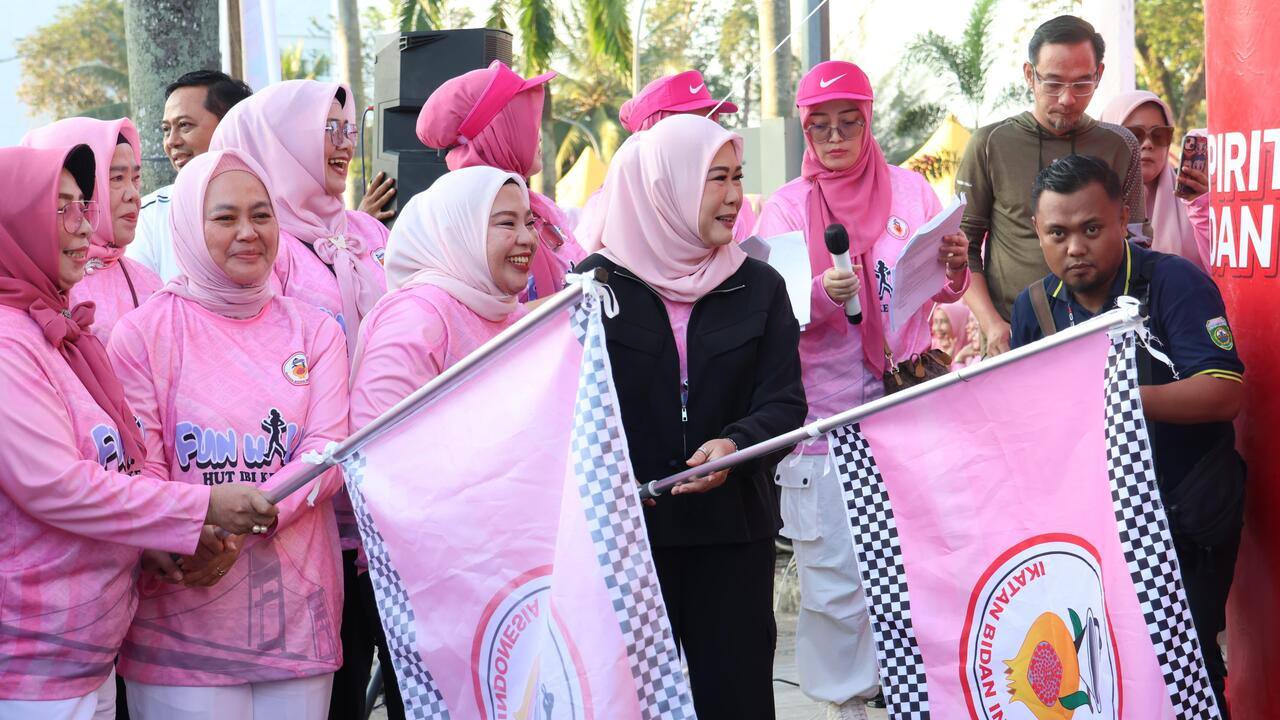 Feby Deru dan Lidyawati Cik Ujang Ramaikan Fun Walk HUT IBI ke-74 di Palembang