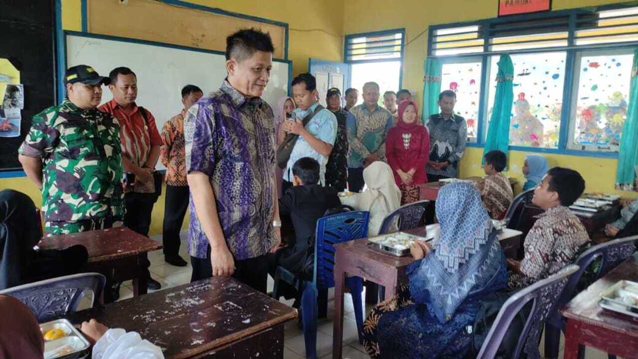 Tinjau Langsung Program MBG, Enos Pastikan Standar Operasional