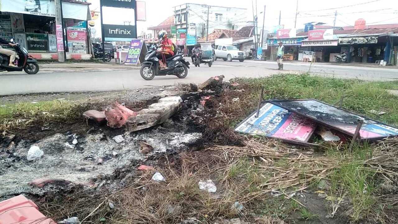 Pembatas Jalan Dirusak dan Dibakar Kasat Lantas OI Sayangkan Aksi Pelaku