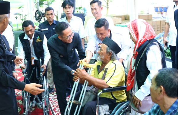 Penyandang Disabilitas Dapat Berkah, Ratu Dewa Bagikan 50 Kursi Roda dan 100 Alat Bantu Dengar