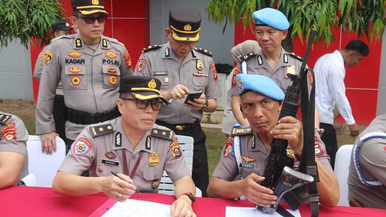 Kapolda Sumsel Periksa Senpi Personel saat Apel Pagi