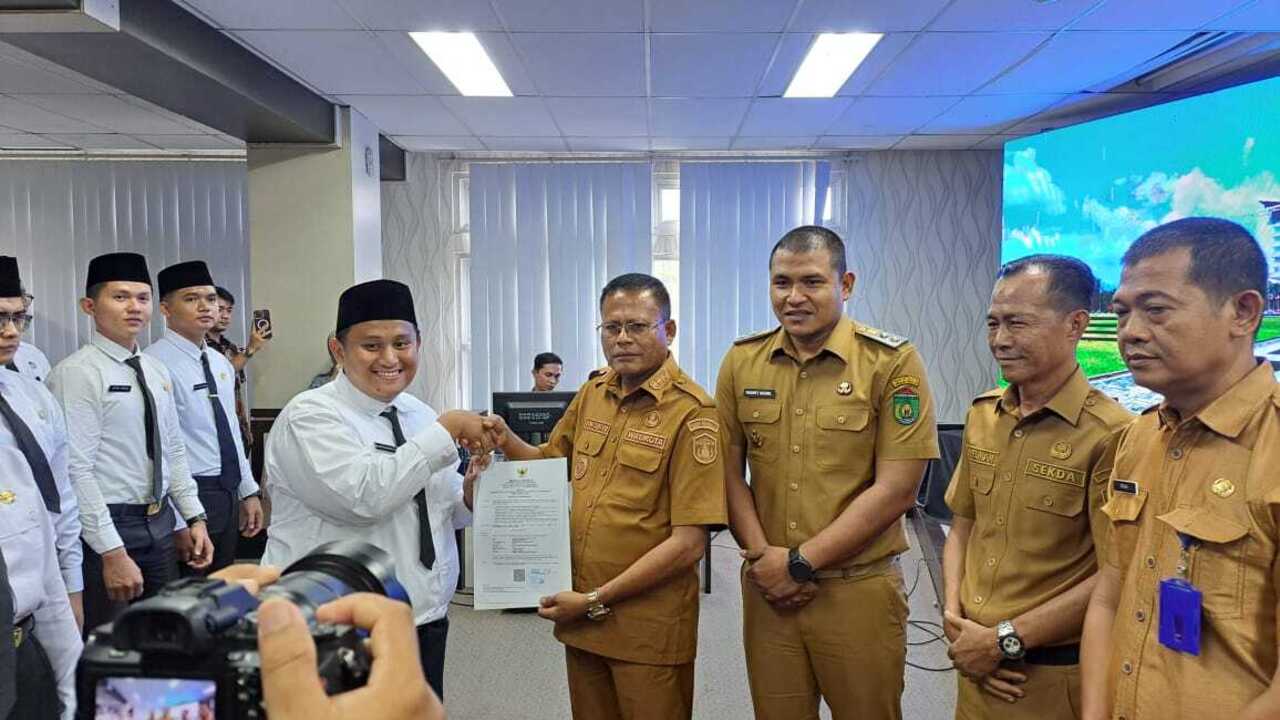 Serahkan SK CPNS Formasi Tahun 2024, H Arlan: Tunjukkan Dedikasi dan Loyalitas Dalam Bekerja
