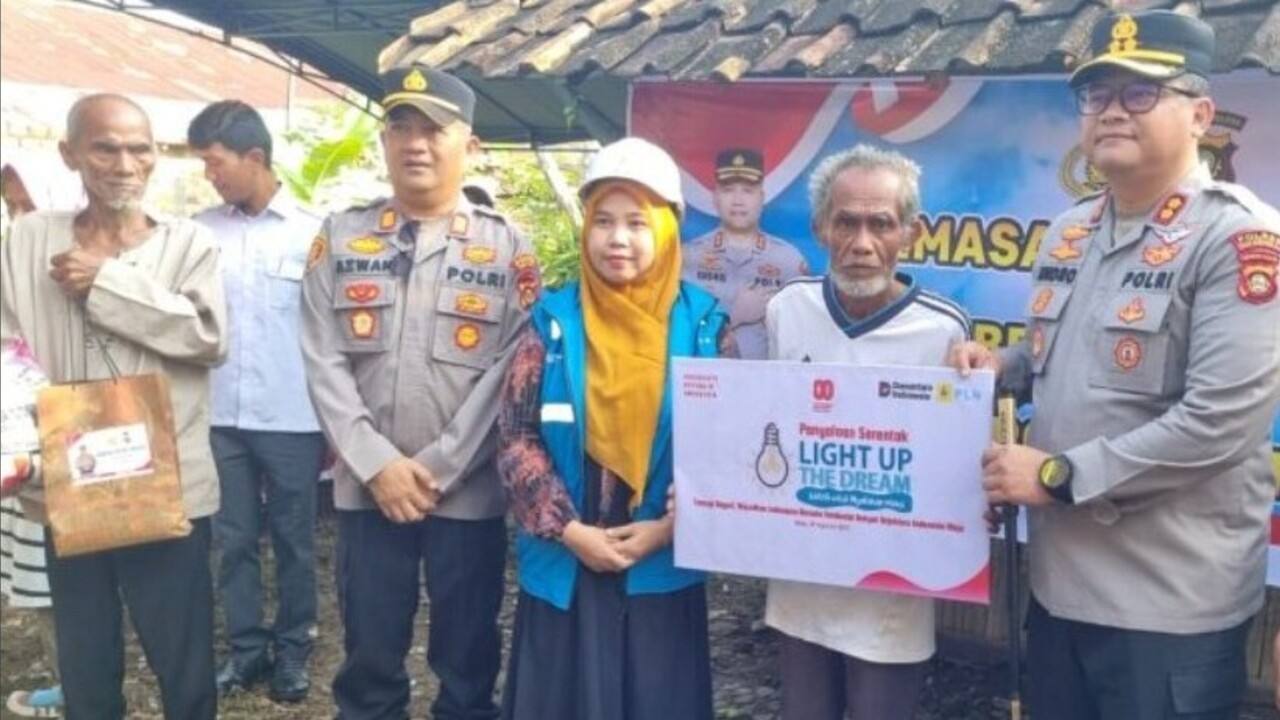 Polres OKU Lakukan Pemasangan Listrik Gratis di Kecamatan Baturaja Timur
