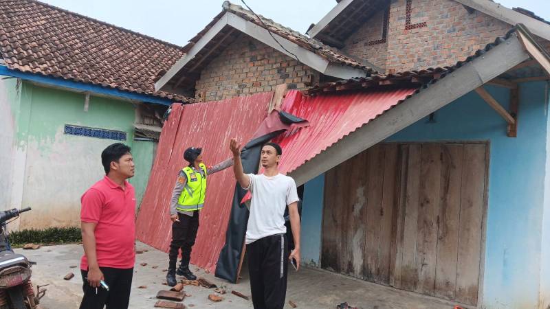 Puting Beliung Rusak Puluhan Rumah di OKU