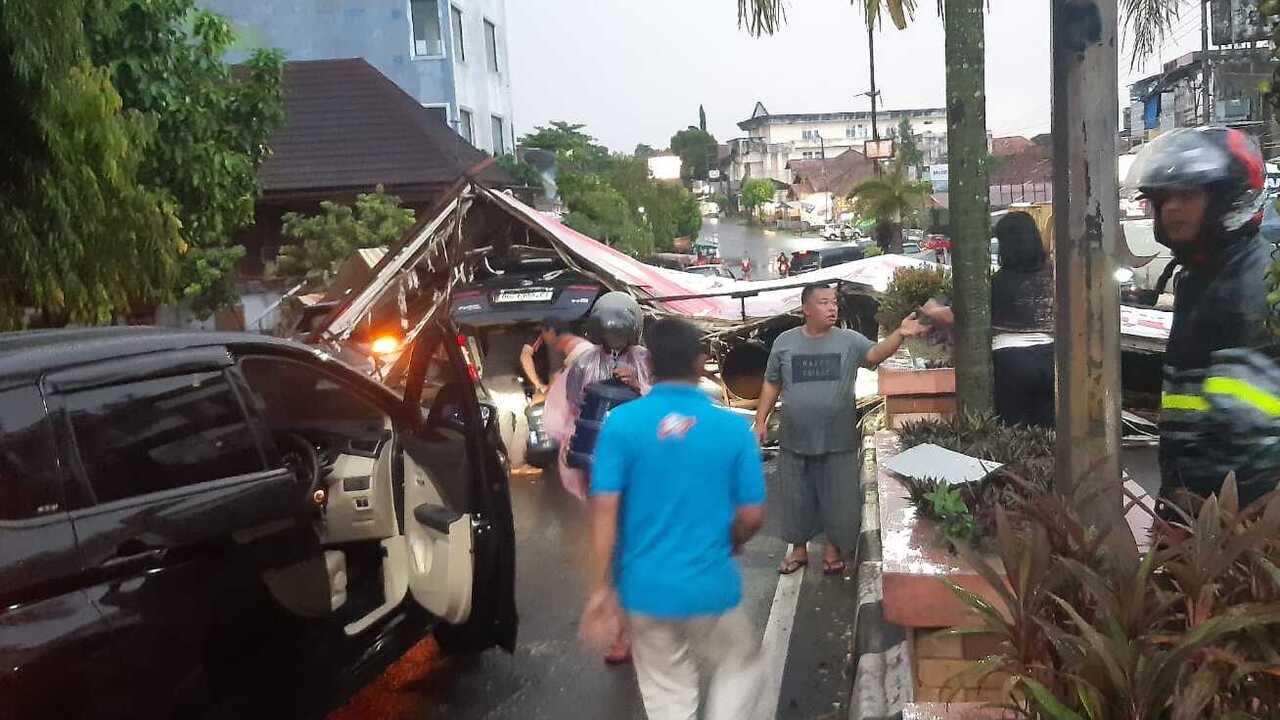 Mencekam! Prabumulih Dilanda Cuaca Ekstrem, Papan Reklame Roboh Timpa Inovva dan Atap Rumah Beterbangan