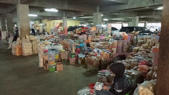 Berkah Lebaran, Pedagang Kue Musiman Raup Cuan