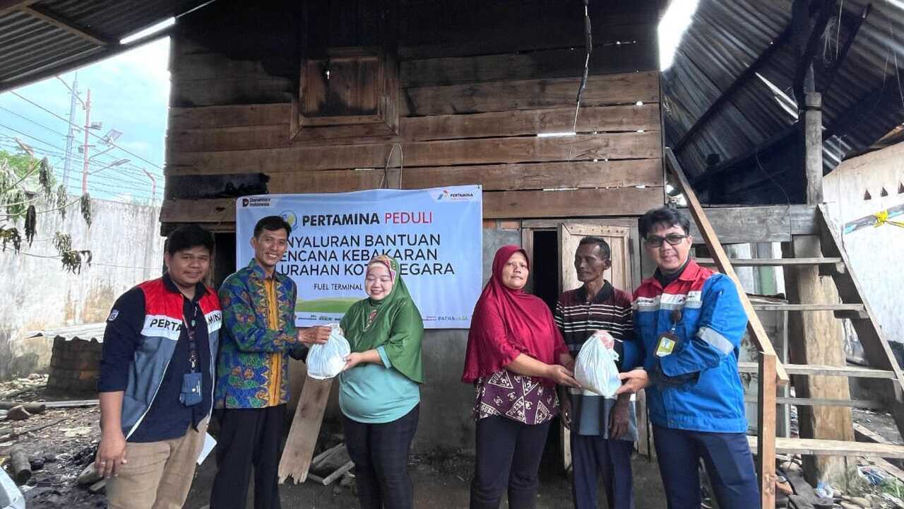 Pertamina Patra Niaga Regional Sumbagsel Salurkan Bantuan untuk Warga Terdampak Kebakaran di Kelurahan Kota Ne