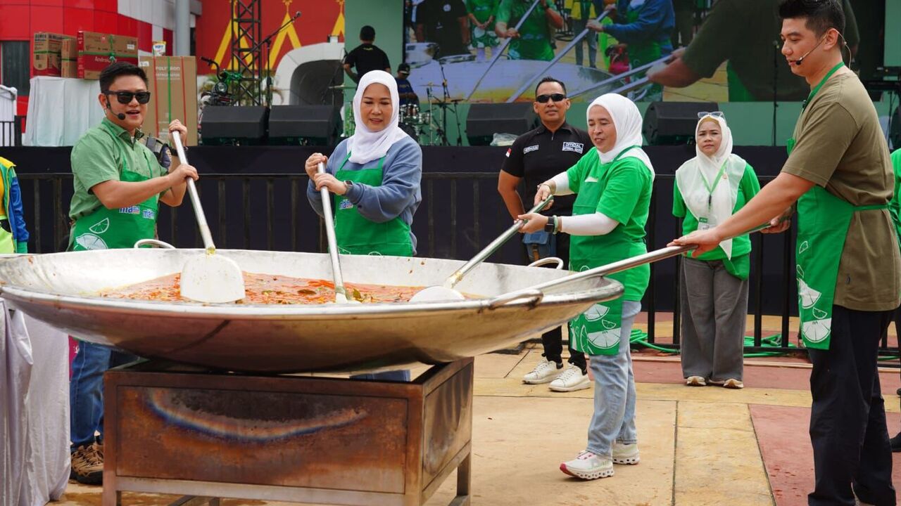 Feby Deru Kolaborasi Bareng Chef Arnold & Bobon Santoso: Masak Pindang Tulang 1.000 Porsi di JSC