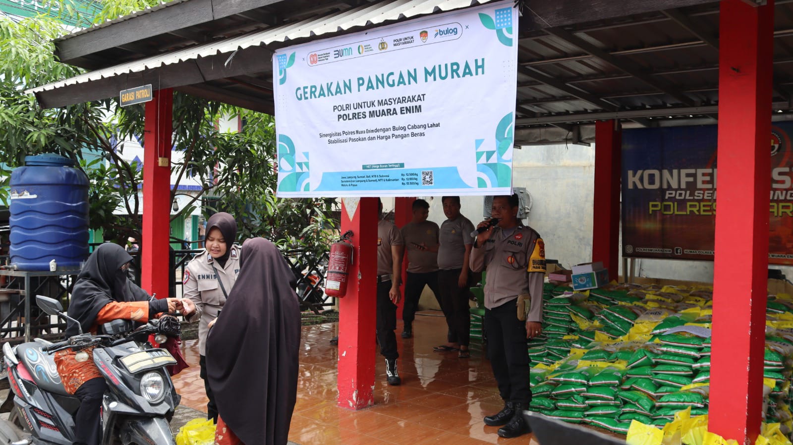 8 Ton Beras Ludes Diserbu Warga