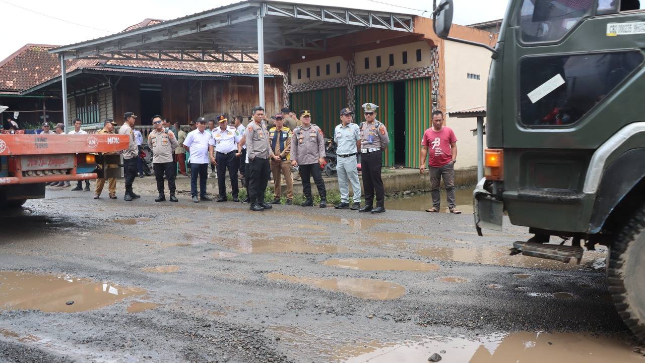 Kapolres Muba Tinjau Jalinteng yang Berlubang, Ini Imbauannya