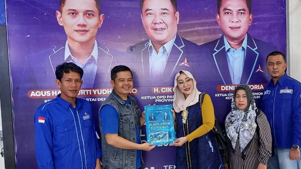 Datangi DPC Demokrat Prabumulih, Dr Hj Rika Novalina Ambil Formulir Calon Wakil Walikota 