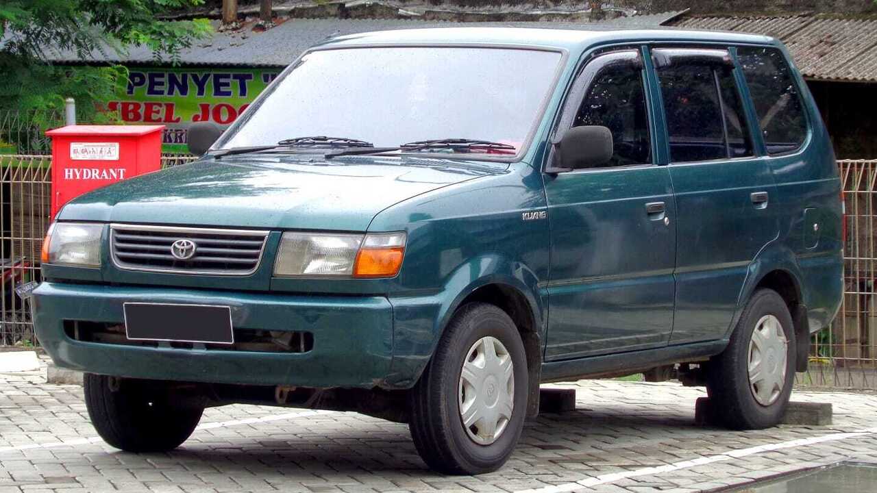 Nostalgia Kijang Kapsul: Mobil Klasik yang Tetap Tangguh di Bawa Mudik Lebaran.