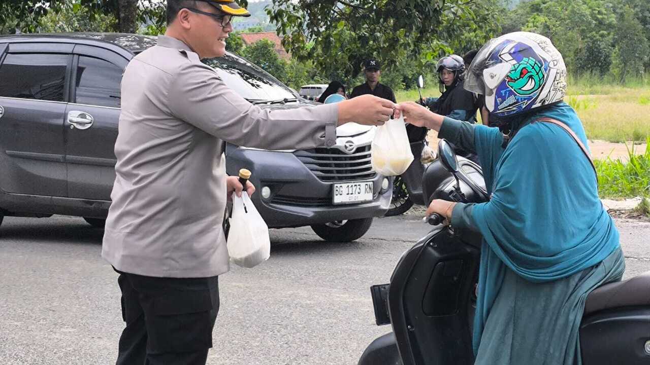 Wujud Kepedulian di Bulan Ramadan, Polres Prabumulih Berbagi Takjil