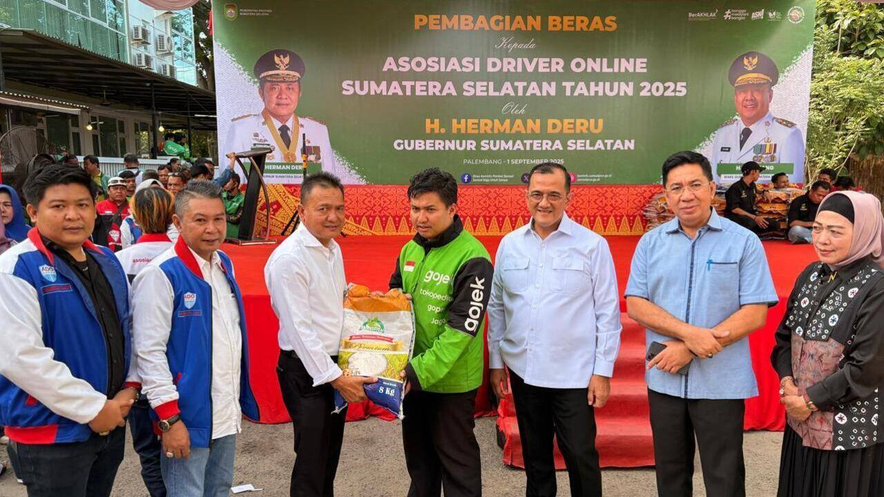 Bank Sumsel Babel Bersama Pemprov Sumsel Bagikan Beras untuk Driver Online