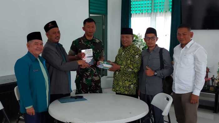 Datangi 2 Markas TNI, Ormas Islam Prabumulih Berikan Cindera Mata