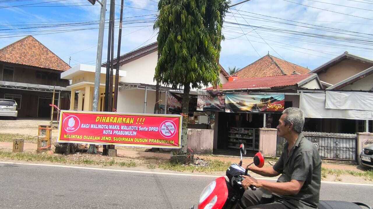 Protes Terbuka Warga Dusun Prabumulih: Walikota dan DPRD Dilarang Melintas di Jalan Jendsu Dusun Prabumulih