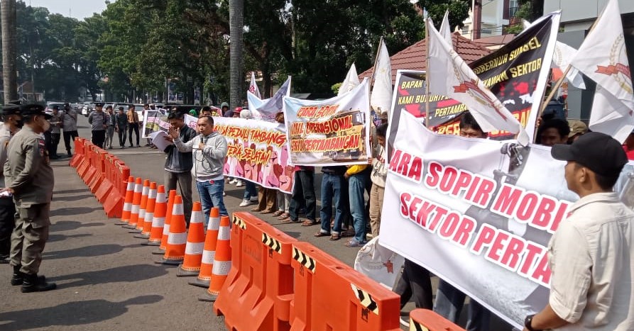 Ratusan Massa AMUK Gelar Aksi Unjuk Rasa di Kantor Gubernur Sumsel