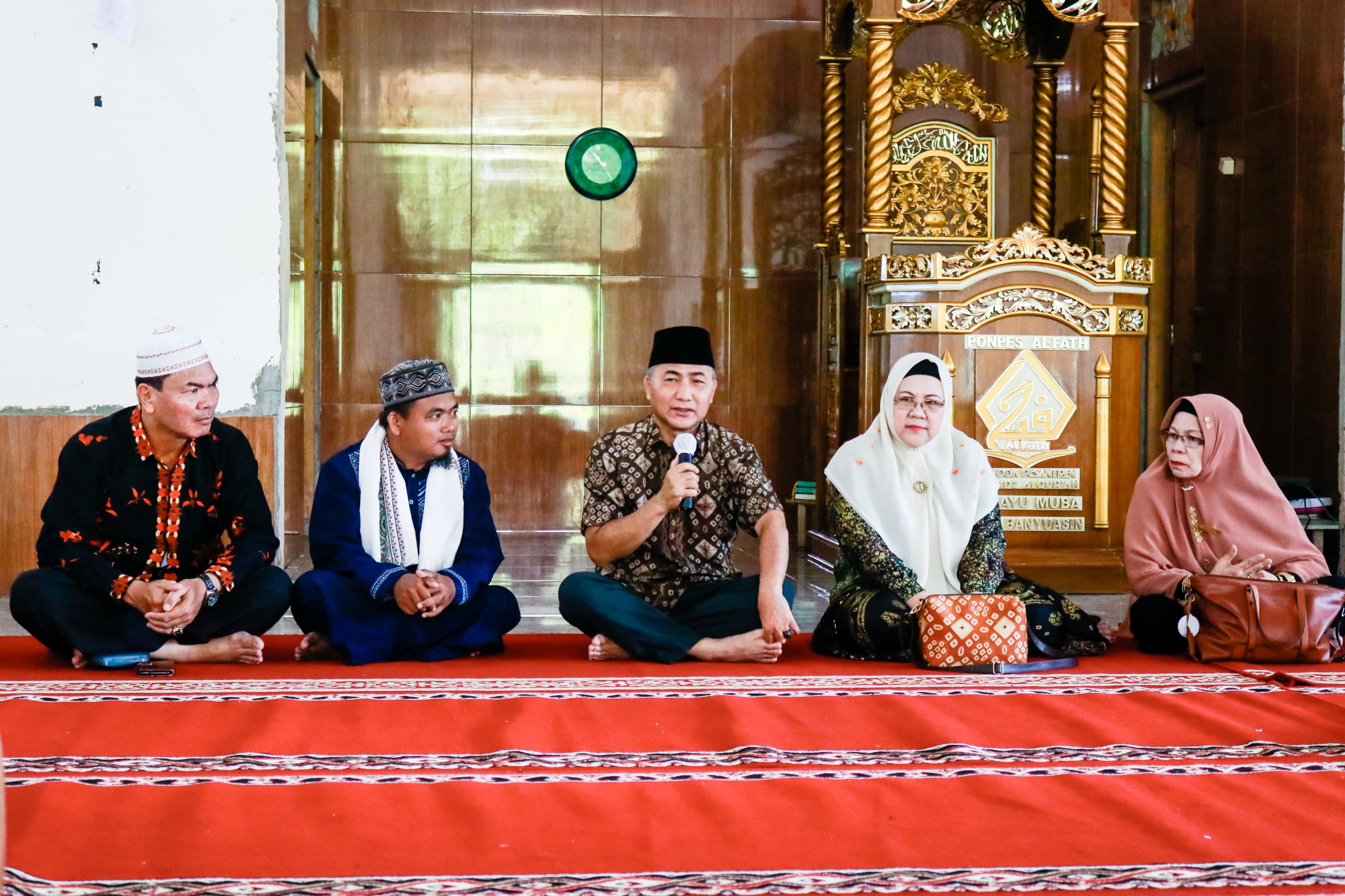 Bareng Istri, Pj Bupati Apriyadi Beri Sembako dan THR untuk Santri Santriwati Ponpes Al Fath