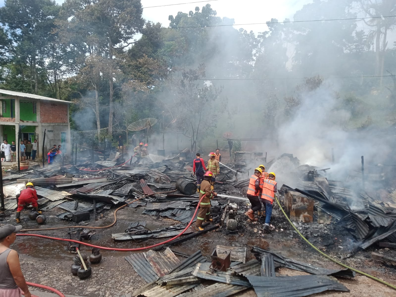 Tabung 3 kg Meledak, Bedeng 4 Pintu Hangus Terbakar  