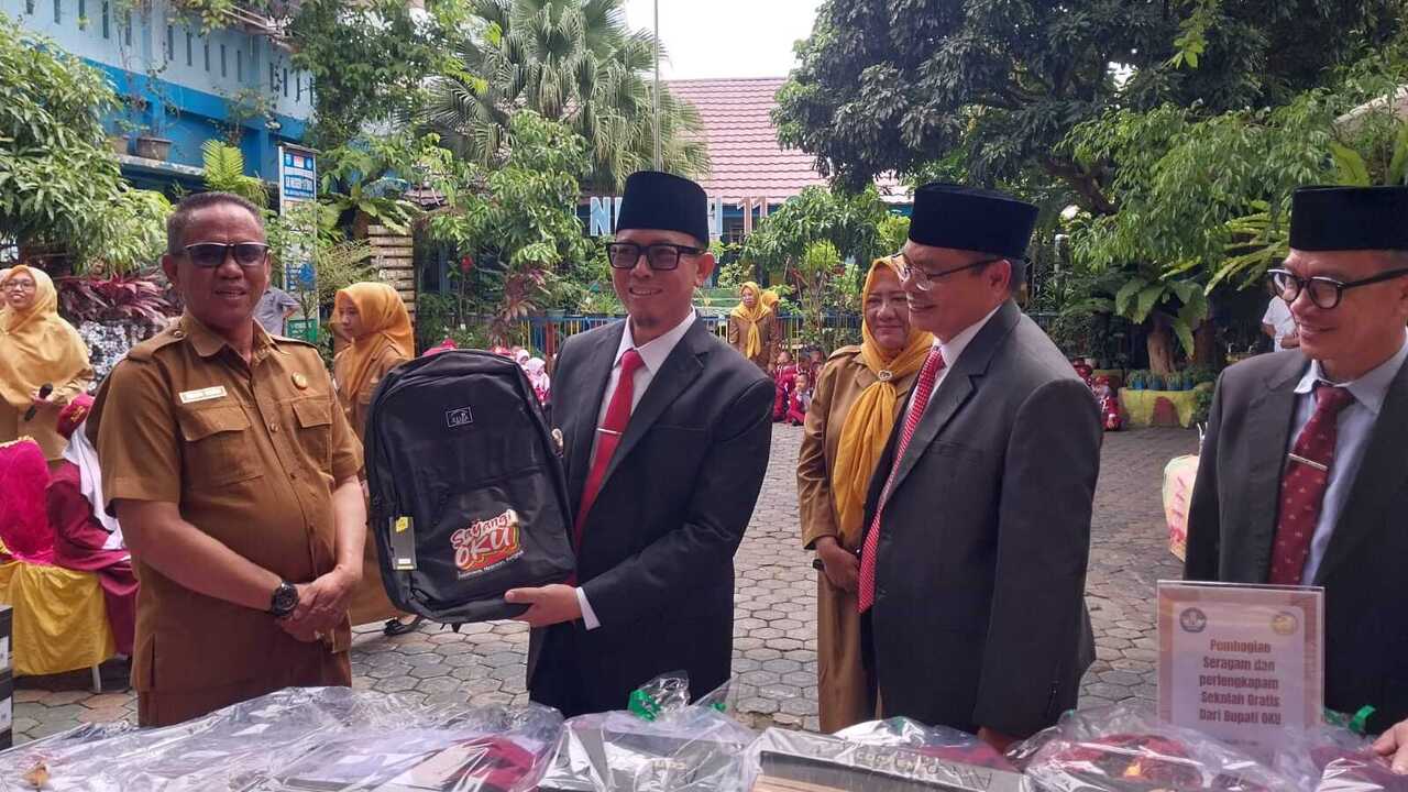 Seragam Sekolah Gratis Untuk SD Mulai Dibagikan