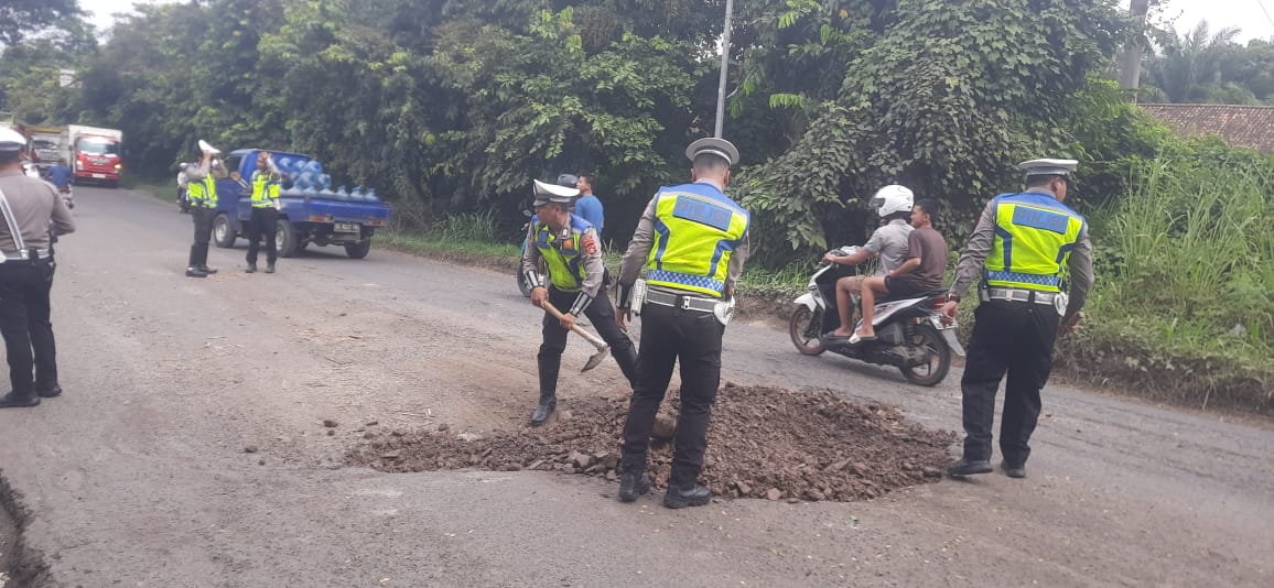 Satlantas Polres OKU Timbun Jalan Berlubang