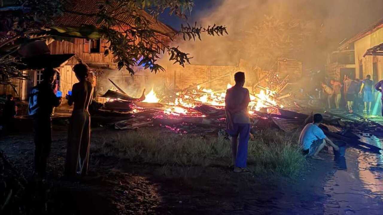 Habis Terbakar, Satu Unit Rumah Panggung di Kelurahan Kayuagung Asli Rata dengan Tanah