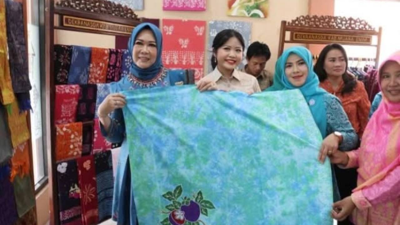 Ketua TP PKK Sumsel Resmikan Jumputan Motif Akasia dan Kopi Khas Bumi Serasan Sekundang