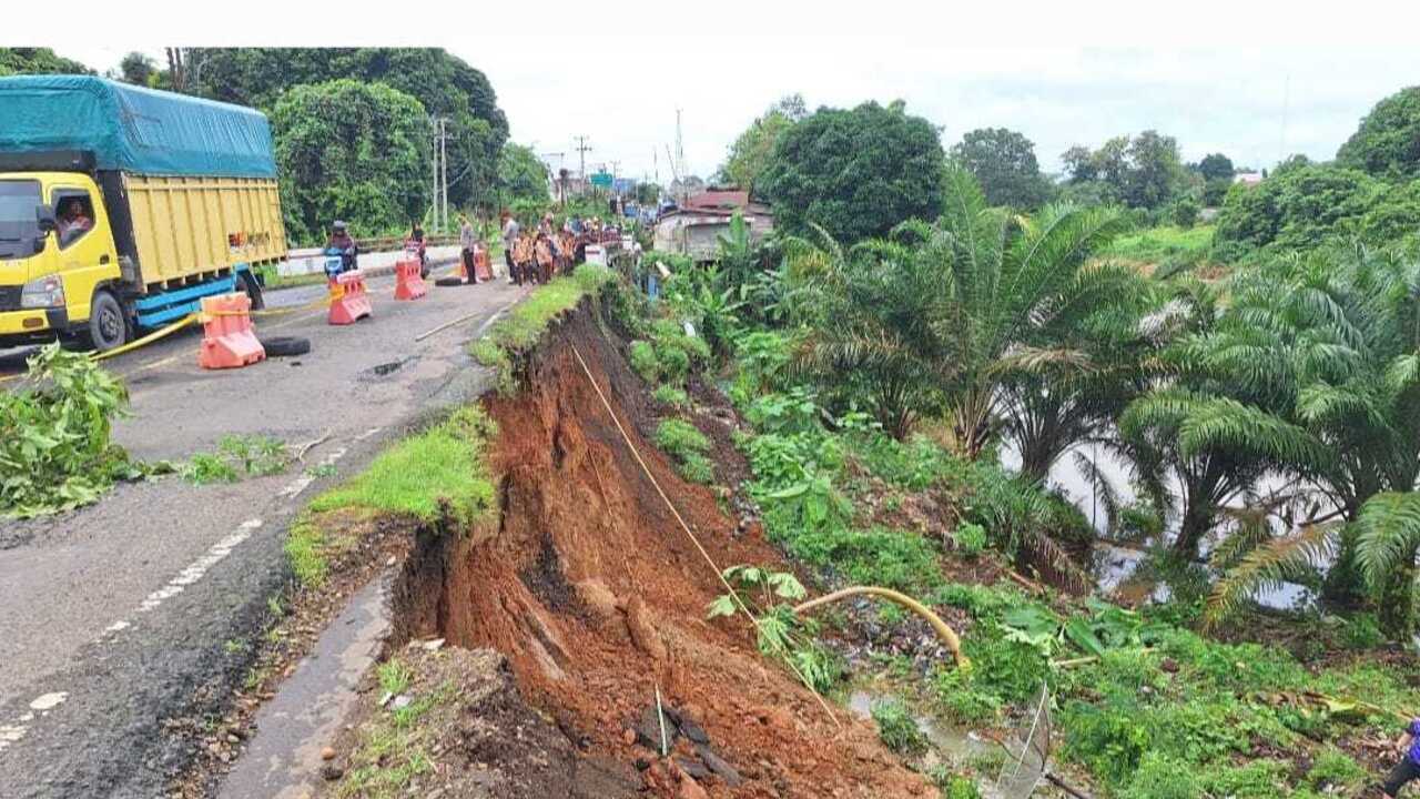 Tanah Longsor di Jalur Lintas Mura-Muba, Satu Rumah Amblas ke Jurang