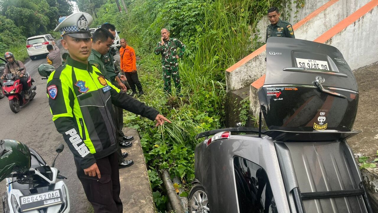 Sopir Diduga Lalai, Mobil Nyungsep ke Parit