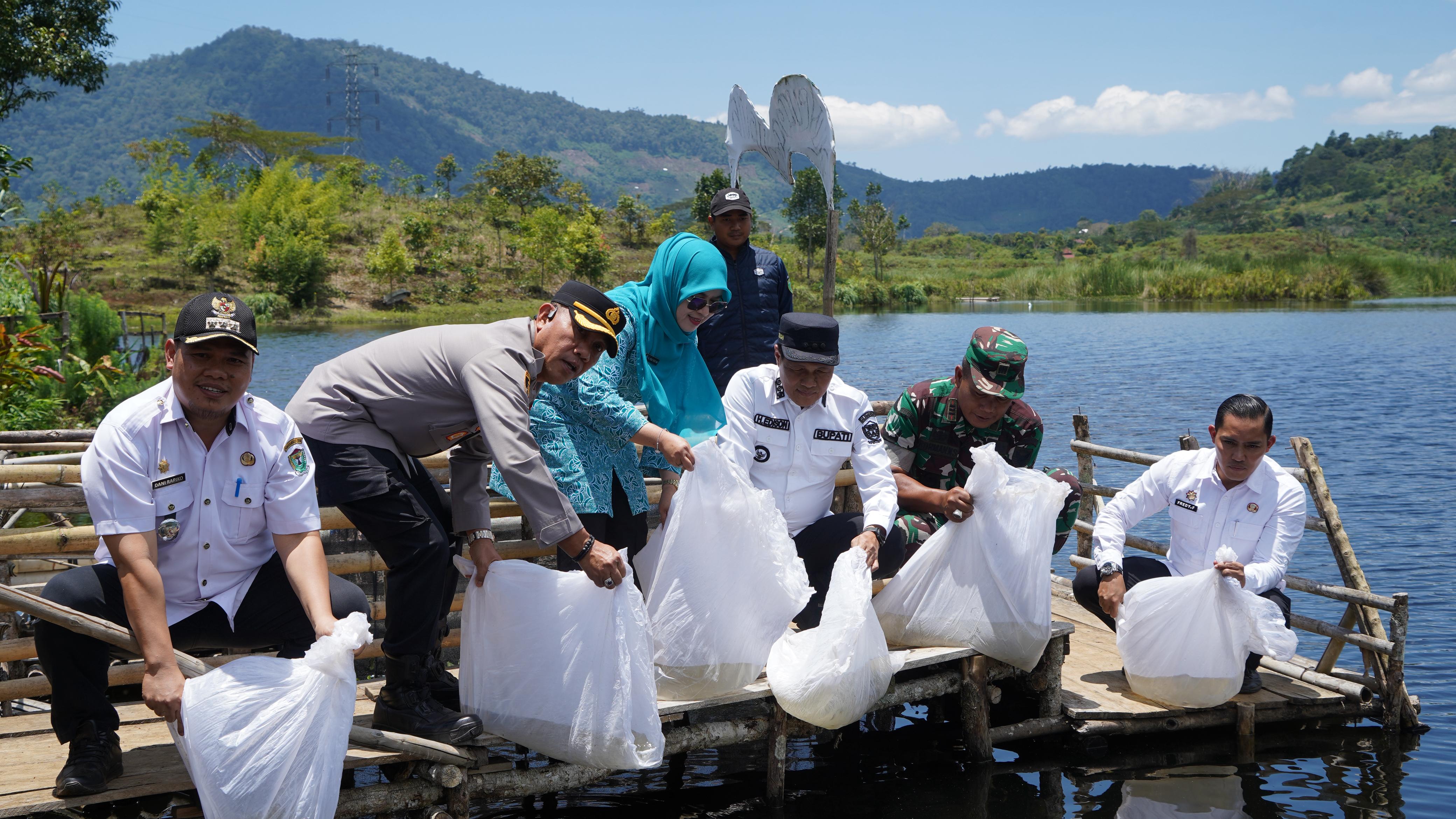 Jaga Ekosistem Danau Dedughuk, Tebar Benih Ikan Nila