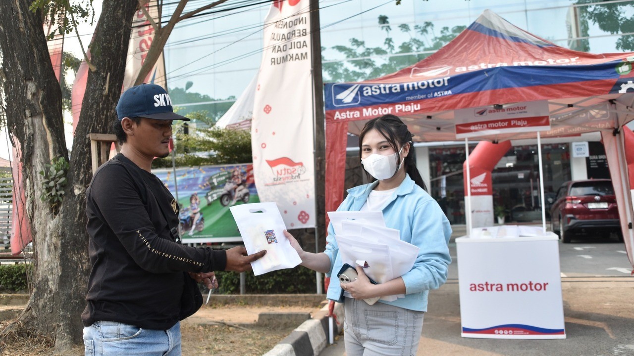 Perduli Kesehatan Masyarakat, Astra Motor Sumsel Berbagi Masker 