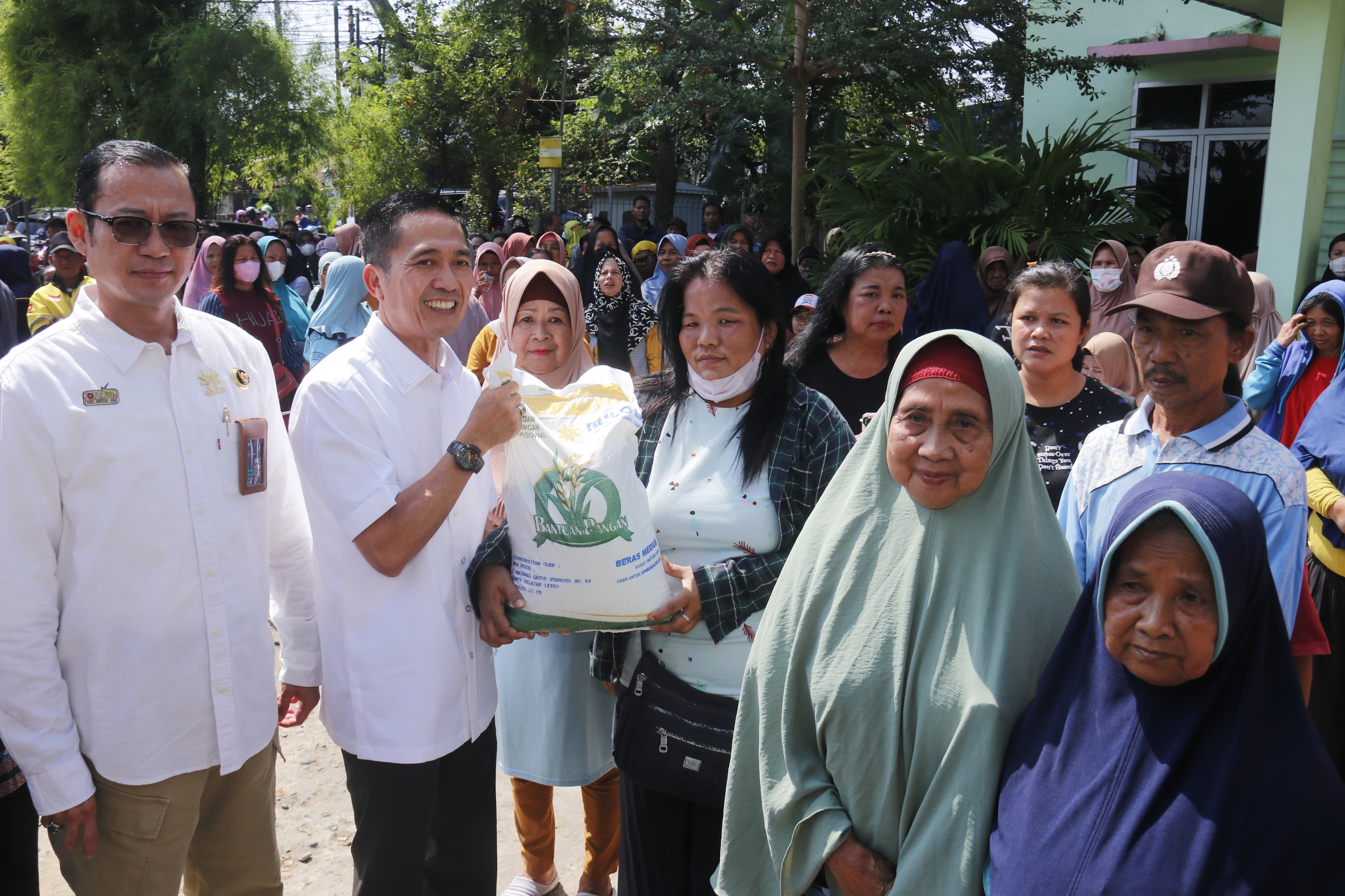 1.249 KK di Kelurahan Bukit Lama Palembang Terima Bantuan Beras Gratis