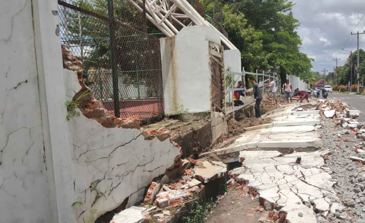 Diterjang Hujan dan Angin Kencang, Tembok Pagar Rumdin Wako Roboh