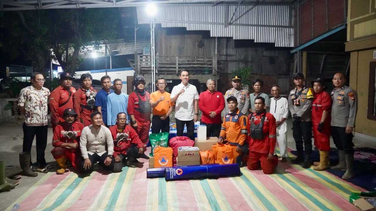 Turun ke Lokasi Karhutla Deling, Muchendi Semangati Petugas di Garis Depan