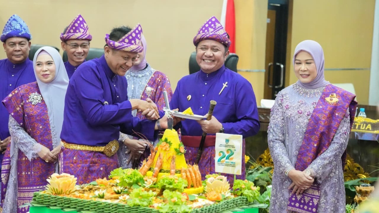 Hadiri Paripurna HUT ke-22 OKU Timur, Herman Deru :  Kunci Majunya Daerah Adalah Kekompakan dan Tingginya Etos