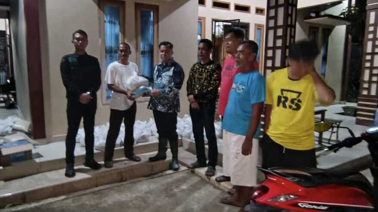 Banjir Rendam Baturaja Timur, 90 KK Terima Bantuan Sembako dari Pemkab OKU
