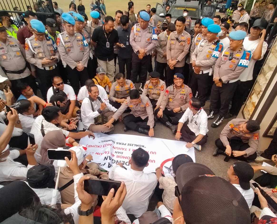 Teriakan Copot Dirintelkam Menggema di Depan Mapolda Sumsel, Solidaritas Jurnalis Tuntut Keadilan