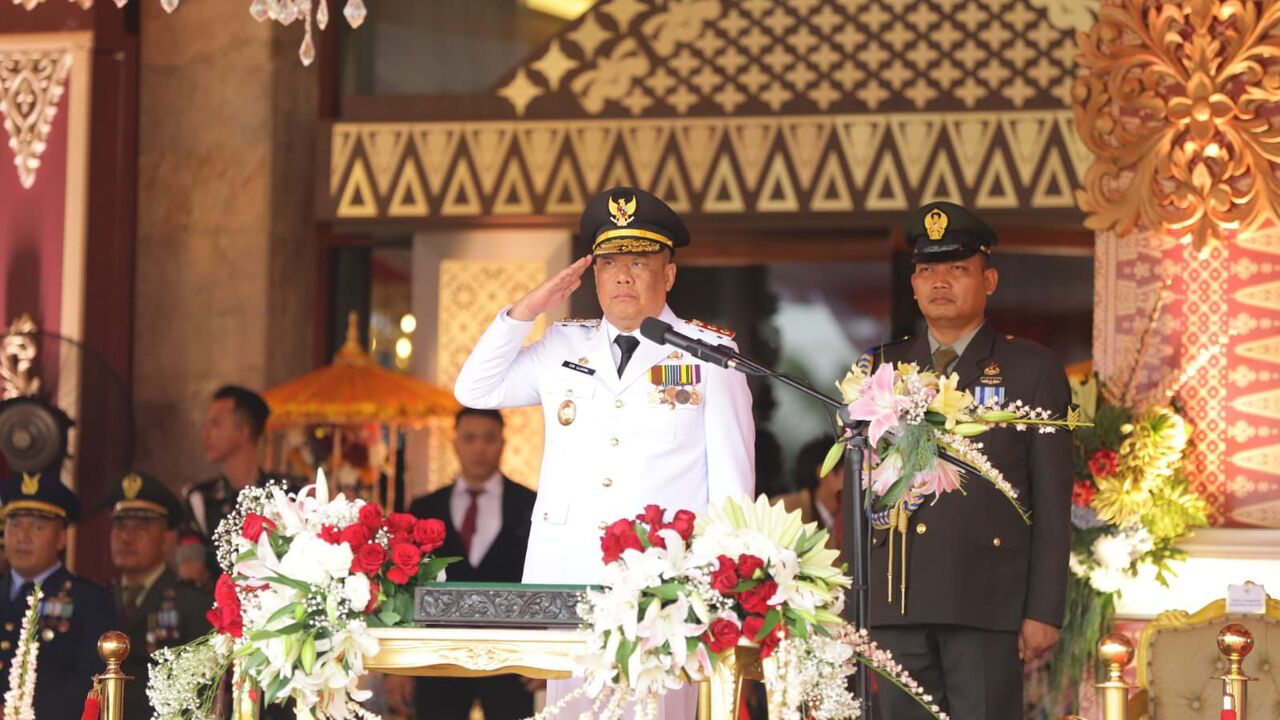 Khidmat Upacara Penurunan Bendera HUT ke-80 RI di Palembang, Cik Ujang Dorong Generasi Muda Berkarya